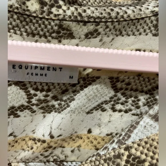 Equipment 100% Silk Brown Cream Striped Snakeskin Button-Down Shirt Size Medium - Picture 3 of 5